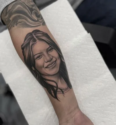 Winona Taylor tattoo 011