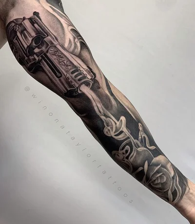 Winona Taylor tattoo 014
