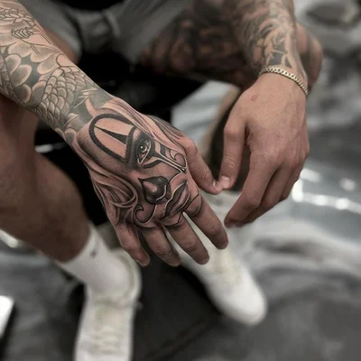 Winona Taylor tattoo 031