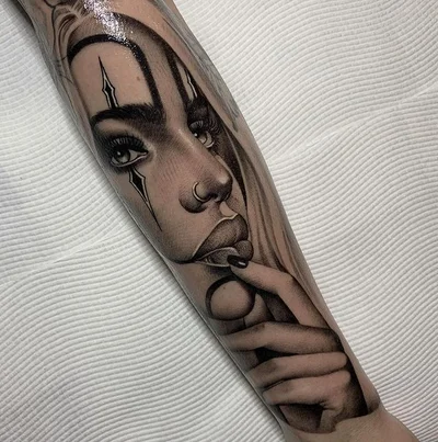Winona Taylor tattoo 032