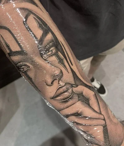 Winona Taylor tattoo 042